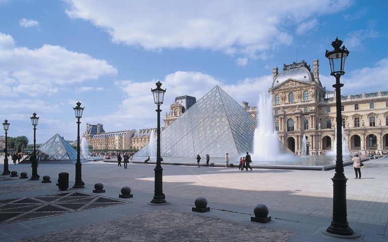 Louvre-Museum-Paris-Photo